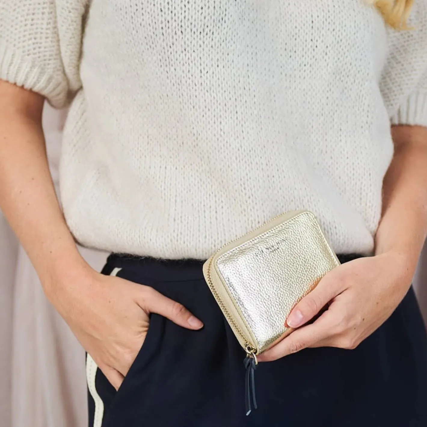 elie_beaumont__gold_leath_3.webp Elie Beaumont - Gold Leather Purse