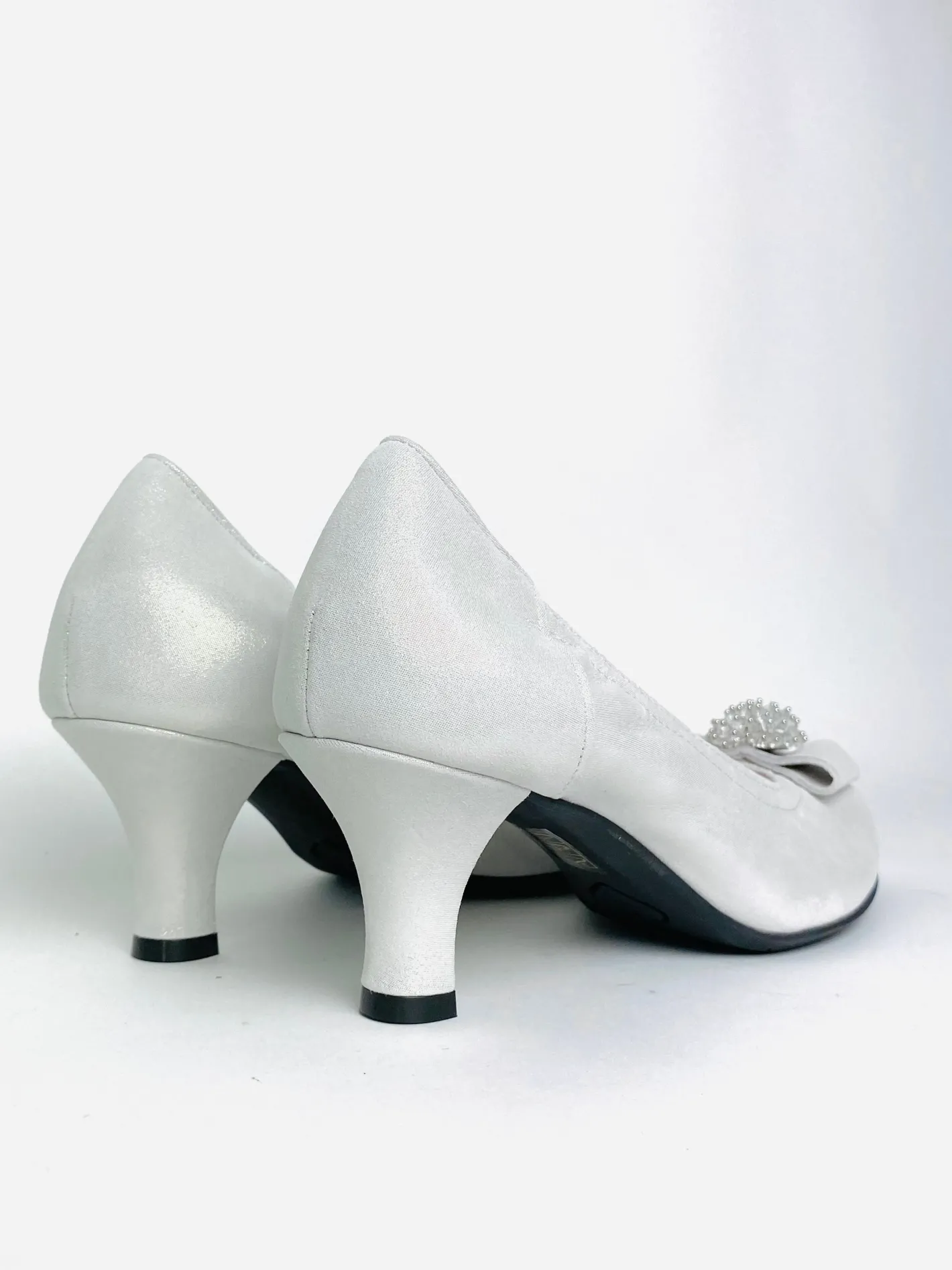 le_babe___silver_court_sh_1.webp Le Babe - 3047 Silver Court Shoe with a Kitten Heel*