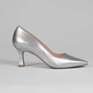 Lodi - Jona Silver Leather Court with a Kitten heel*