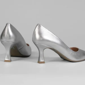 Lodi - Jona Silver Leather Court with a Kitten heel*