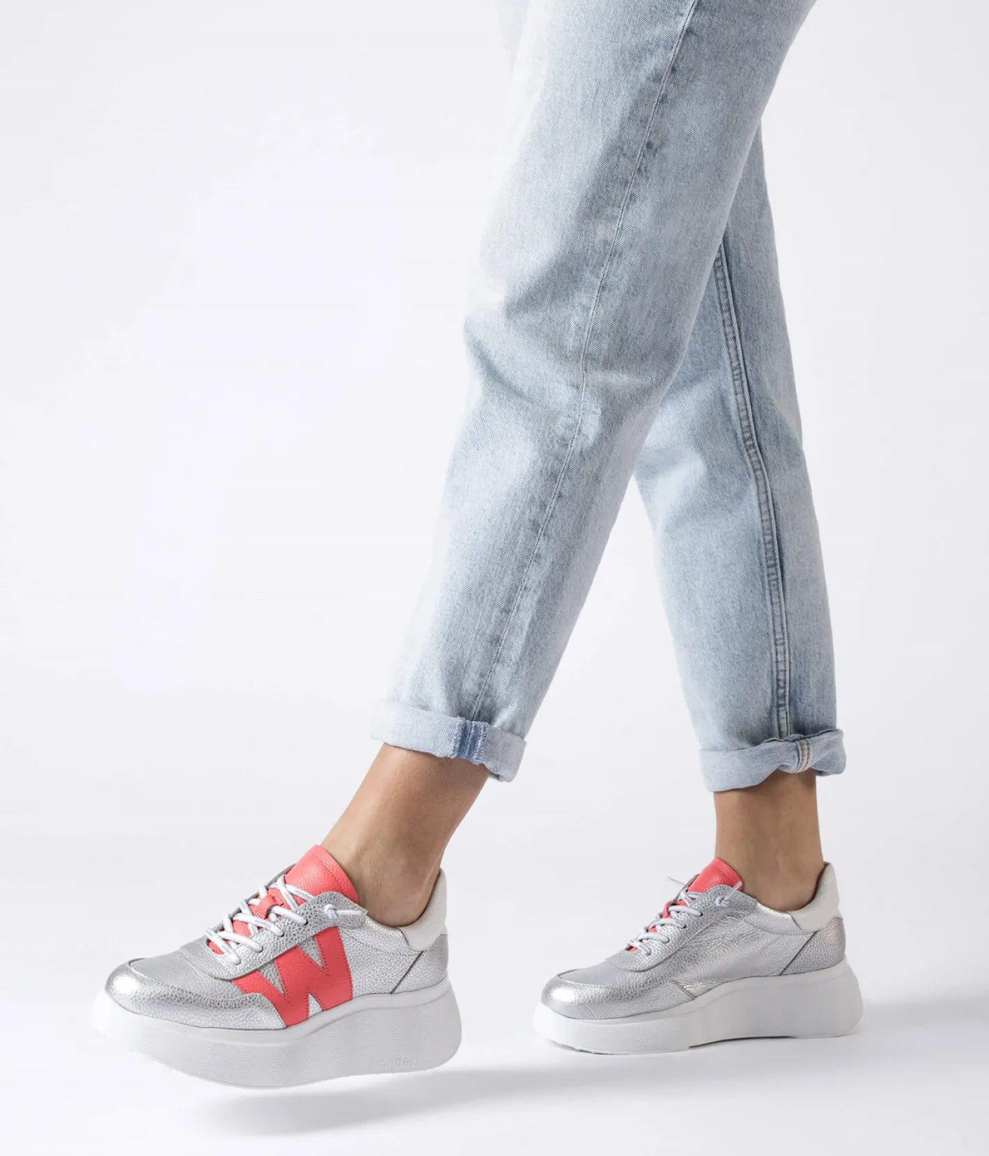 wonders__a_silver_and_cor_1.webp Wonders - A-3625 Silver and Coral Trainer